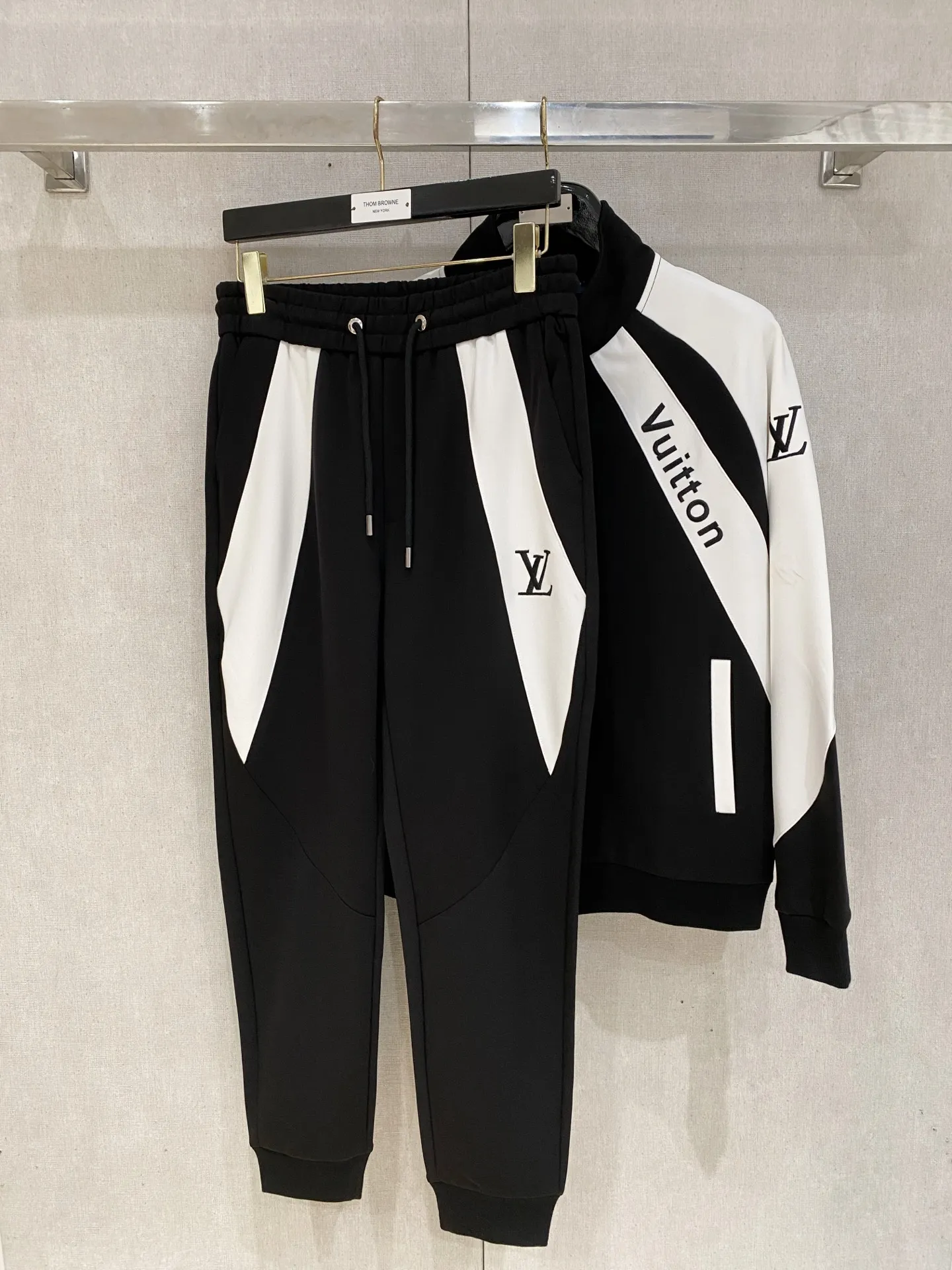 🅿️720 LV hot-selling suit is coming. Focus on the original version of the official website. 2025 new hot-selling cardigan suit. The original order is the best. 🇭🇰The meticulous work of top designers. It has a fitting and perfect upper body effect. All-natural high-quality Tencel Roman cotton 100%, close-fitting comfort, noble and elegant! Original hardware embodies elegance and nobility! Counter size: M-3XL (maximum wear up to 190 pounds)